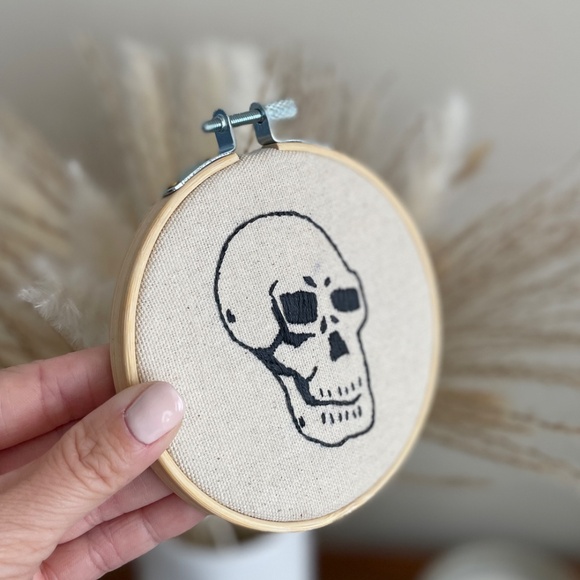Hand Embroidered “Skull” 4 inch hoop - Picture 6 of 7